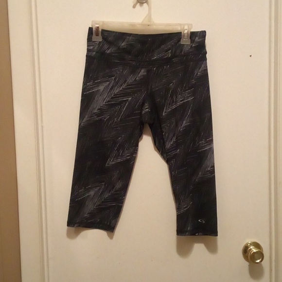 Champion Knee High Workout Legging Shorts - Size Medium - Picture 2 of 7